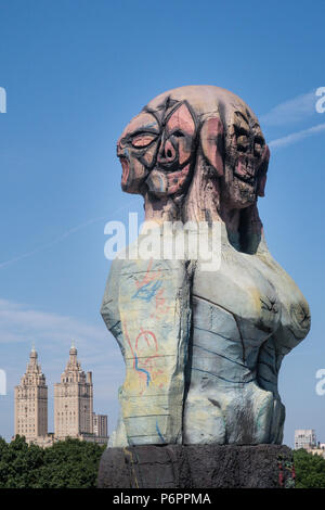 Huma Bhabha, nous venons en paix la pièce sur le toit du Metropolitan Museum of Art, New York, USA Le Jardin Banque D'Images