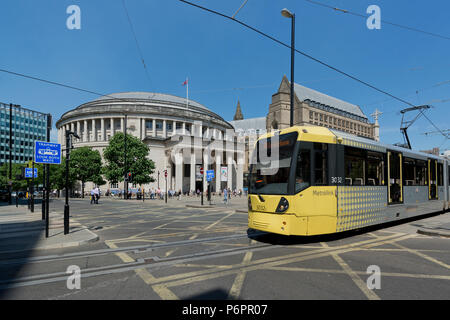 Un arrêt de tramway Metrolink passe en face de la Bibliothèque centrale à St Peter's Place dans Manchester. Banque D'Images