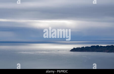 Une épaisse couche de nuages et brouillard obscurcit le soleil couchant sur la petite ville côtière de Bolinas dans le comté de Marin, près de San Francisco, Californie Banque D'Images