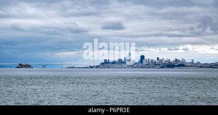 Une vue sur le centre-ville de San Francisco comme vu du bord de mer à Sausalito sur un ciel couvert et sombre journée d'été. Banque D'Images