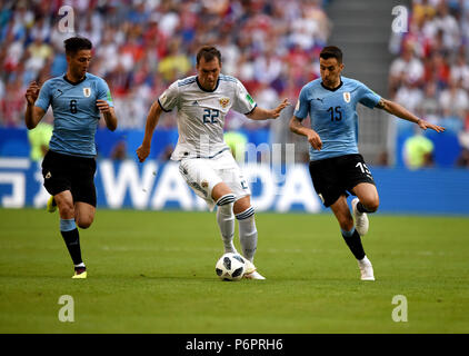 Samara, Russie - le 25 juin 2018. L'attaquant russe Artem Dzyuba contre joueurs uruguayen Rodrigo Bentancur et Matias Vecino durant la Coupe du Monde FIFA 2018 Banque D'Images