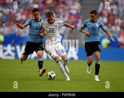 Samara, Russie - le 25 juin 2018. L'attaquant russe Artem Dzyuba contre joueurs uruguayen Rodrigo Bentancur et Matias Vecino durant la Coupe du Monde FIFA 2018 Banque D'Images