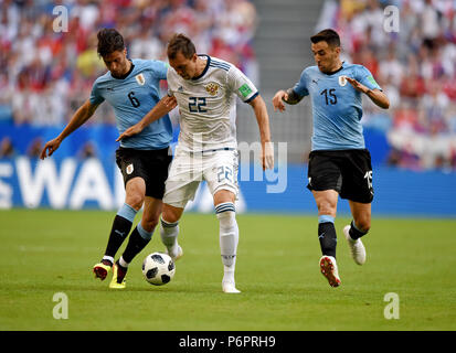 Samara, Russie - le 25 juin 2018. L'attaquant russe Artem Dzyuba contre joueurs uruguayen Rodrigo Bentancur et Matias Vecino durant la Coupe du Monde FIFA 2018 Banque D'Images