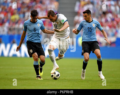 Samara, Russie - le 25 juin 2018. L'attaquant russe Artem Dzyuba contre joueurs uruguayen Rodrigo Bentancur et Matias Vecino durant la Coupe du Monde FIFA 2018 Banque D'Images