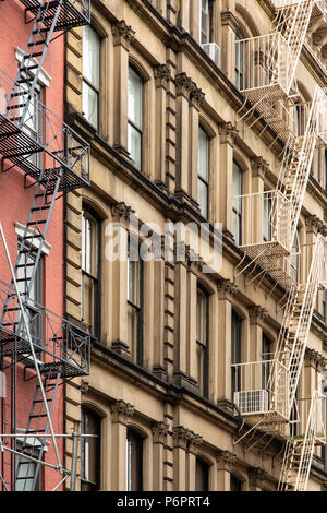 New York / USA - 27 juin 2018 : vieux bâtiments colorés, façade, l'architecture dans le quartier de Tribeca, à Manhattan Banque D'Images