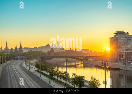 Lever du soleil sur les toits de la ville de Moscou au Kremlin Palace la Place Rouge et la Moskova, Moscou, Russie Banque D'Images