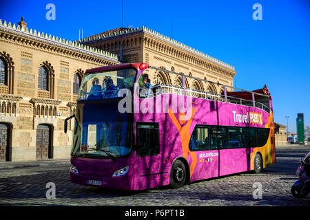 Un bus de tourisme en face de la gare de Tolède, Espagne, Europe Banque D'Images