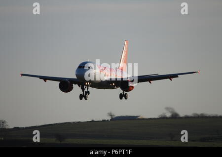 G-EZBE, un Airbus A319-111 exploité par la compagnie aérienne Easyjet, au cours de vols d'entraînement à l'Aéroport International de Prestwick en Ayrshire Banque D'Images