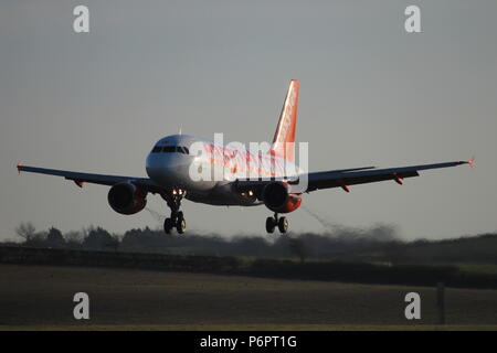 G-EZBE, un Airbus A319-111 exploité par la compagnie aérienne Easyjet, au cours de vols d'entraînement à l'Aéroport International de Prestwick en Ayrshire Banque D'Images