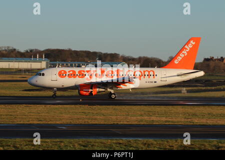 G-EZBE, un Airbus A319-111 exploité par la compagnie aérienne Easyjet, au cours de vols d'entraînement à l'Aéroport International de Prestwick en Ayrshire Banque D'Images