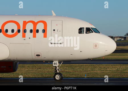 G-EZBE, un Airbus A319-111 exploité par la compagnie aérienne Easyjet, au cours de vols d'entraînement à l'Aéroport International de Prestwick en Ayrshire Banque D'Images