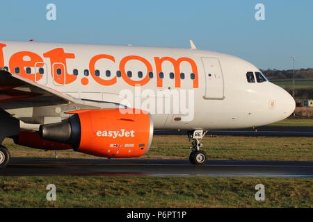 G-EZBE, un Airbus A319-111 exploité par la compagnie aérienne Easyjet, au cours de vols d'entraînement à l'Aéroport International de Prestwick en Ayrshire Banque D'Images