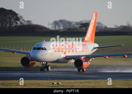 G-EZBE, un Airbus A319-111 exploité par la compagnie aérienne Easyjet, au cours de vols d'entraînement à l'Aéroport International de Prestwick en Ayrshire Banque D'Images