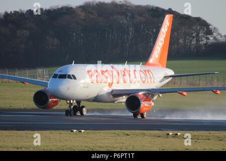 G-EZBE, un Airbus A319-111 exploité par la compagnie aérienne Easyjet, au cours de vols d'entraînement à l'Aéroport International de Prestwick en Ayrshire Banque D'Images