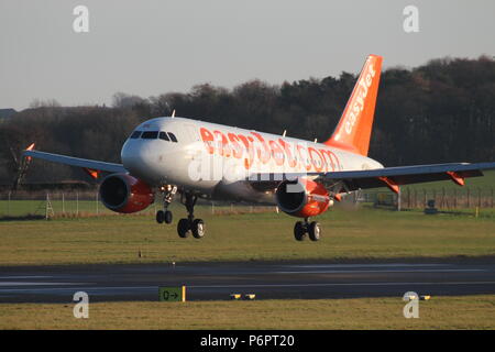 G-EZBE, un Airbus A319-111 exploité par la compagnie aérienne Easyjet, au cours de vols d'entraînement à l'Aéroport International de Prestwick en Ayrshire Banque D'Images