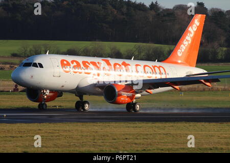 G-EZBE, un Airbus A319-111 exploité par la compagnie aérienne Easyjet, au cours de vols d'entraînement à l'Aéroport International de Prestwick en Ayrshire Banque D'Images