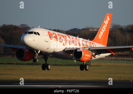 G-EZBE, un Airbus A319-111 exploité par la compagnie aérienne Easyjet, au cours de vols d'entraînement à l'Aéroport International de Prestwick en Ayrshire Banque D'Images