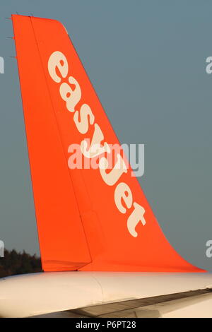 G-EZBE, un Airbus A319-111 exploité par la compagnie aérienne Easyjet, au cours de vols d'entraînement à l'Aéroport International de Prestwick en Ayrshire Banque D'Images