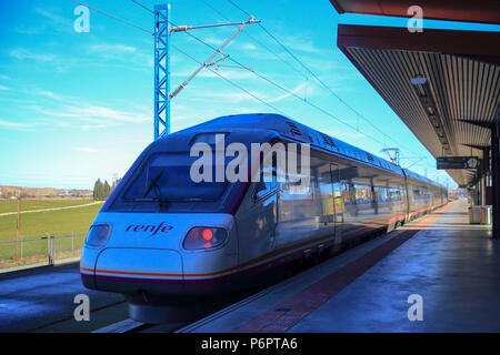 Un train à grande vitesse au niveau de la plate-forme de la gare espagnole de Tolède. L'Espagne, l'Europe Banque D'Images