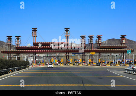 Péage sur S1 Expy Jinji (route à péage), 84 km à l'est de Beijing, menant à la Grande Muraille Huangyaguan. Banque D'Images