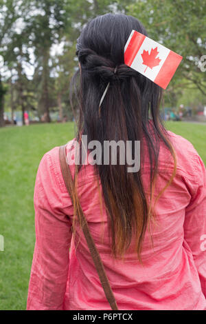 Calgary, Canada. 1er juillet 2018. Femme porte un drapeau canadien dans ses cheveux pour célébrer la fête du Canada, au parc Sien Lok de Calgary's Chinatown. Rosanne Tackaberry/Alamy Live News. Banque D'Images