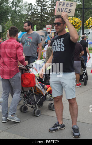 Calgary, Canada. 1er juillet 2018. L'homme célèbre la fête du Canada en donnant des câlins à Eau Claire, le centre-ville de Calgary. Rosanne Tackaberry/Alamy Live News. Banque D'Images