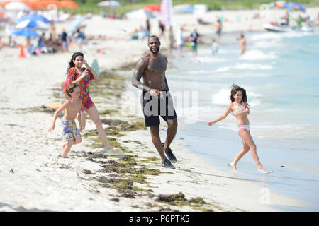 MIAMI BEACH, FL - le 16 août : LeBron James s'est présenté sur place à Miami Beach pour un commercial de Nike. Le champion NBA sauta sur un vélo et rode autour de la célèbre Ocean Drive avec quelques autres coureurs alors que les caméras. Après, le MVP NBA LeBron James s'est chargé de gaspiller l'argent des contribuables, en disant qu'il avait besoin d'une aide pour accéder à un Justin Timberlake et Jay Z concert vendredi soir. Le Heat de Miami star de posté une vidéo de lui disant qu'il était suite à 'une escorte de police du mauvais côté de la rue" afin d'obtenir au concert au Sun Life Stadium. Les huit-deuxième vidéo montre J Banque D'Images