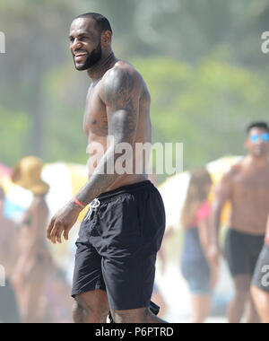 MIAMI BEACH, FL - le 16 août : LeBron James s'est présenté sur place à Miami Beach pour un commercial de Nike. Le champion NBA sauta sur un vélo et rode autour de la célèbre Ocean Drive avec quelques autres coureurs alors que les caméras. Après, le MVP NBA LeBron James s'est chargé de gaspiller l'argent des contribuables, en disant qu'il avait besoin d'une aide pour accéder à un Justin Timberlake et Jay Z concert vendredi soir. Le Heat de Miami star de posté une vidéo de lui disant qu'il était suite à 'une escorte de police du mauvais côté de la rue" afin d'obtenir au concert au Sun Life Stadium. Les huit-deuxième vidéo montre J Banque D'Images