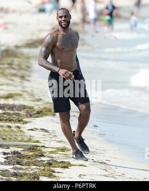 MIAMI BEACH, FL - le 16 août : LeBron James s'est présenté sur place à Miami Beach pour un commercial de Nike. Le champion NBA sauta sur un vélo et rode autour de la célèbre Ocean Drive avec quelques autres coureurs alors que les caméras. Après, le MVP NBA LeBron James s'est chargé de gaspiller l'argent des contribuables, en disant qu'il avait besoin d'une aide pour accéder à un Justin Timberlake et Jay Z concert vendredi soir. Le Heat de Miami star de posté une vidéo de lui disant qu'il était suite à 'une escorte de police du mauvais côté de la rue" afin d'obtenir au concert au Sun Life Stadium. Les huit-deuxième vidéo montre J Banque D'Images