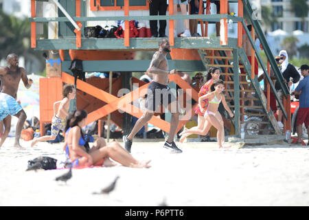 MIAMI BEACH, FL - le 16 août : LeBron James s'est présenté sur place à Miami Beach pour un commercial de Nike. Le champion NBA sauta sur un vélo et rode autour de la célèbre Ocean Drive avec quelques autres coureurs alors que les caméras. Après, le MVP NBA LeBron James s'est chargé de gaspiller l'argent des contribuables, en disant qu'il avait besoin d'une aide pour accéder à un Justin Timberlake et Jay Z concert vendredi soir. Le Heat de Miami star de posté une vidéo de lui disant qu'il était suite à 'une escorte de police du mauvais côté de la rue" afin d'obtenir au concert au Sun Life Stadium. Les huit-deuxième vidéo montre J Banque D'Images