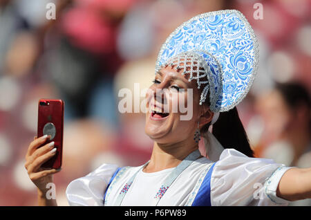 Moscou, Russie. 1er juillet 2018. Ventilateur de la Russie Espagne / RUSSIE ESPAGNE / RUSSIE, 2018 COUPE DU MONDE DE LA FIFA, Russie 01 juillet 2018 GBC9123 Coupe du Monde FIFA 2018 Russie strictement usage éditorial uniquement. Si le joueur/joueurs représentés dans cette image est/sont de jouer pour un club anglais ou l'équipe d'Angleterre. Puis cette image ne peut être utilisé qu'à des fins rédactionnelles. Pas d'utilisation commerciale. Les usages suivants sont également restreintes MÊME SI DANS UN CONTEXTE ÉDITORIAL : utilisez conjointement avec, ou partie de, toute l'audio, vidéo, données, listes de luminaire, club ou la Ligue de logos, pari, jeux ou n'importe quel 'live' services. Également restreint Banque D'Images