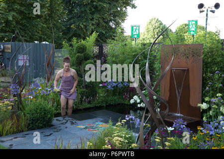 Dunmurry, UK. 2 juillet, 2018. Brillance en fleur conçu par Charlie Bloom. Appuyez sur Jour a lieu à la RHS Hampton Court Palace Flower Show qui va de la 2ème-8ème Juillet 2018. C'est le plus grand spectacle de fleurs dans le monde, couvrant plus de 34 hectares avec l'élément central étant la longue marche. Il y a plusieurs jardins à admirer et obtenir des idées, de même que des stands de fleurs et divers autres jardin dispose. Credit : Keith Larby/Alamy Live News Banque D'Images