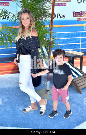 Teddi Jo Mellencamp avec fils Cruz Arroyave lors de la première mondiale du film "Hotel Transylvania 3 : Les vacances d'été / Hôtel Transylvanie 3 - un monstre Locations' au Regency Village Theatre. Los Angeles, l'utilisation dans le monde entier 30.06.2018 | Banque D'Images