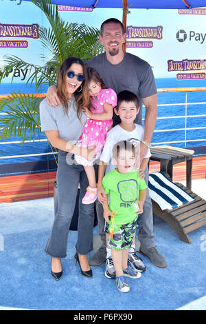 Sarah Shahi avec mari Steve Howey et enfants Violet Moon Howey, William Wolf et Knox Howey Howey bleu lors de la première mondiale du film "Hotel Transylvania 3 : Les vacances d'été / Hôtel Transylvanie 3 - un monstre Locations' au Regency Village Theatre. Los Angeles, l'utilisation dans le monde entier 30.06.2018 | Banque D'Images