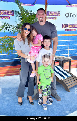 Sarah Shahi avec mari Steve Howey et enfants Violet Moon Howey, William Wolf et Knox Howey Howey bleu lors de la première mondiale du film "Hotel Transylvania 3 : Les vacances d'été / Hôtel Transylvanie 3 - un monstre Locations' au Regency Village Theatre. Los Angeles, l'utilisation dans le monde entier 30.06.2018 | Banque D'Images