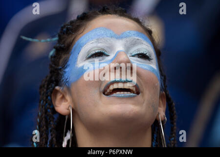 Kazan, Russie. 30 Juin, 2018. Fan argentin femelle, femme, Fan, Fans, spectateurs, supporter, supporter, portrait, Portrait, Close up, France (FRA) - Argentine (ARG) 4 : 3, tour de jeu, 16, 50 le 30/06/2018 à Kazan ; Coupe du Monde de Football 2018 en Russie à partir de la 14.06. - 15.07.2018. Utilisation dans le monde entier | Credit : dpa/Alamy Live News Banque D'Images