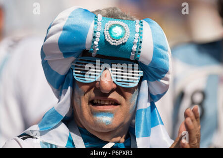 Kazan, Russie. 30 Juin, 2018. Ventilateur d'Argentine, Fans, spectateurs, supporters, sympathisants, Portraits, Portrsst, Portrait, Close up, France (FRA) - Argentine (ARG) 4 : 3, Série de 16, 50, Jeu sur 30.06.2018 à Kazan ; Coupe du Monde de Football 2018 en Russie à partir de la 14.06. - 15.07.2018. Utilisation dans le monde entier | Credit : dpa/Alamy Live News Banque D'Images