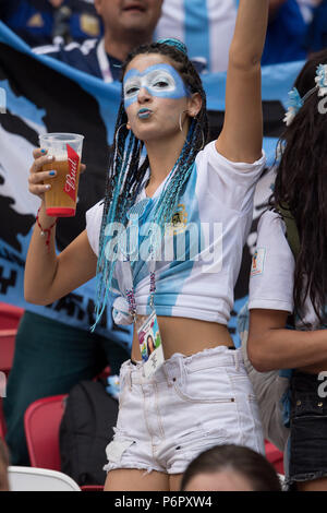 Kazan, Russie. 30 Juin, 2018. Fan argentin femelle, femme, fan, fans, spectateur, remorque, partisan, la moitié de la figure, la moitié de la figure, portrait, France (FRA) - Argentine (ARG) 4 : 3, jeu, ronde 50 knockout, le 30/06/2018 à Kazan ; Coupe du Monde de Football 2018 en Russie à partir de la 14.06. - 15.07.2018. Utilisation dans le monde entier | Credit : dpa/Alamy Live News Banque D'Images