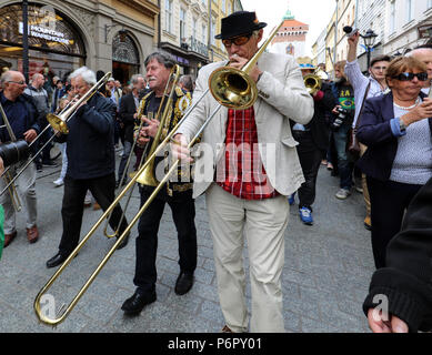 Cracovie, Pologne - 1 juillet 2018 : Défilé de la Nouvelle-Orléans de la barbacane de la place principale au Festival de Jazz d'été à Cracovie. Crédit : POLOGNE Wieslaw Jarek/Alamy Live News Banque D'Images