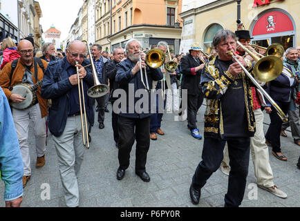 Cracovie, Pologne - 1 juillet 2018 : Défilé de la Nouvelle-Orléans de la barbacane de la place principale au Festival de Jazz d'été à Cracovie. Crédit : POLOGNE Wieslaw Jarek/Alamy Live News Banque D'Images