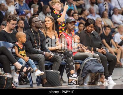 La famille de Dennis SCHROEDER (Schroder) (GER / pas sur la photo), Frère Che (2e de gauche) et mère Fatou r., le basket-ball WC Qualification, l'Allemagne (GER) - Autriche (AUT) 85:63, le 29.06. 2018 à Braunschweig / Allemagne. Dans le monde d'utilisation | Banque D'Images