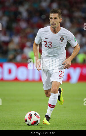 Sochi, Russie. 30 Juin, 2018. Coupe du Monde de football, 2018, Série de 16, l'Uruguay contre le Portugal à la stade de Sotchi. Adrien SILVA du Portugal sur la balle. Crédit : Christian Charisius/dpa/Alamy Live News Banque D'Images