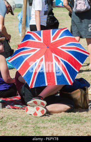 London UK. 2e juillet 2018. Des milliers de fans de tennis enthousiaste pour les billets d'attente dans le temps étouffant pour entrer sur la première journée de championnat de tennis de Wimbledon qui commence le lundi 2 juillet Crédit : amer ghazzal/Alamy Live News Banque D'Images