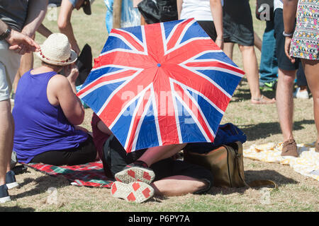 London UK. 2e juillet 2018. Des milliers de fans de tennis enthousiaste pour les billets d'attente dans le temps étouffant pour entrer sur la première journée de championnat de tennis de Wimbledon qui commence le lundi 2 juillet Crédit : amer ghazzal/Alamy Live News Banque D'Images