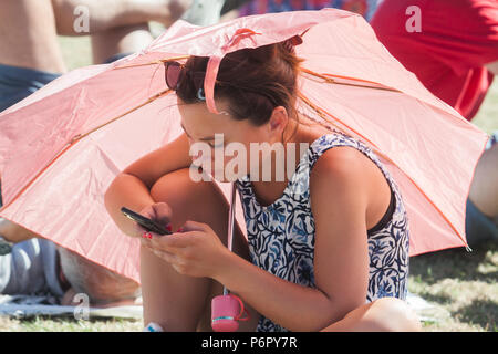 London UK. 2e juillet 2018. Des milliers de fans de tennis enthousiaste pour les billets d'attente dans le temps étouffant pour entrer sur la première journée de championnat de tennis de Wimbledon qui commence le lundi 2 juillet Crédit : amer ghazzal/Alamy Live News Banque D'Images