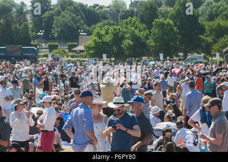 London UK. 2e juillet 2018. Des milliers de fans de tennis enthousiaste pour les billets d'attente dans le temps étouffant pour entrer sur la première journée de championnat de tennis de Wimbledon qui commence le lundi 2 juillet Crédit : amer ghazzal/Alamy Live News Banque D'Images