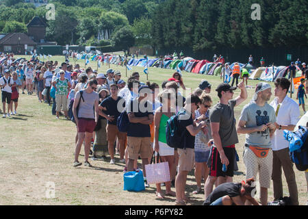 London UK. 2e juillet 2018. Des milliers de fans de tennis enthousiaste pour les billets d'attente dans le temps étouffant pour entrer sur la première journée de championnat de tennis de Wimbledon qui commence le lundi 2 juillet Crédit : amer ghazzal/Alamy Live News Banque D'Images