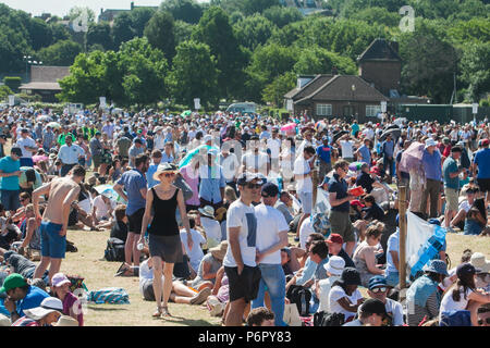 London UK. 2e juillet 2018. Des milliers de fans de tennis enthousiaste pour les billets d'attente dans le temps étouffant pour entrer sur la première journée de championnat de tennis de Wimbledon qui commence le lundi 2 juillet Crédit : amer ghazzal/Alamy Live News Banque D'Images