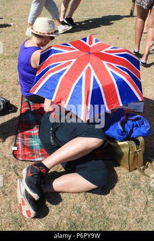 London UK. 2e juillet 2018. Des milliers de fans de tennis enthousiaste pour les billets d'attente dans le temps étouffant pour entrer sur la première journée de championnat de tennis de Wimbledon qui commence le lundi 2 juillet Crédit : amer ghazzal/Alamy Live News Banque D'Images