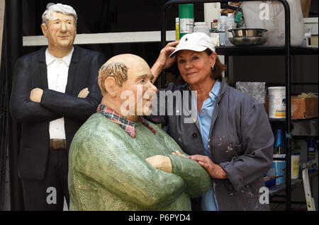 Witten, Allemagne. 30 Juin, 2018. Christel Lechner, un sculpteur allemand et commandes principales de poterie dans son atelier à côté de sa 'Alltagsmenschen' (lit. Les gens ordinaires). Elle crée des moyennes des chiffres concrets dont la vie modèle sont du vrai gens ordinaires qu'on rencontre tous les jours. Lechner est maintenant montrant ses personnages dans un musée mais, au lieu de cela, dans une salle publique. Les visiteurs peuvent voir son 'peuple' tous les jours jusqu'à ce que le 4 novembre à une exposition en plein air dans l'hôtel Maxi Park à Hamm. Credit : Horst Ossinger/dpa/Alamy Live News Banque D'Images